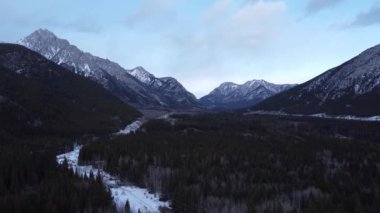 Ulusal park Kananaskis Bölgesi 'nde orman ve dağlar. Kanada