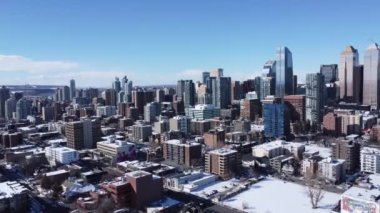 Kışın Calgary şehir merkezinde. İHA 'dan ateş ediliyor.