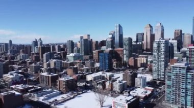 Calgary şehir merkezinin kışın gökdelenlerinin inanılmaz manzarası.