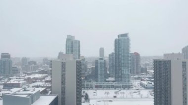 Pencereden Calgary şehir merkezi manzarası. Kar yağışıweather condition