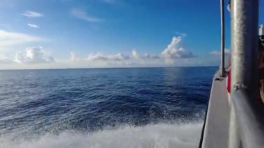 Sürat teknesinde seyahat ederken çok güzel bir gökyüzü