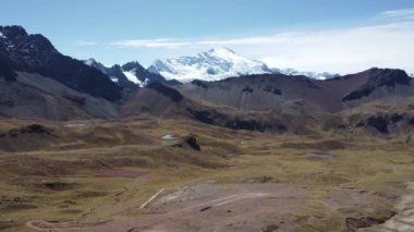Karda yüksek dağlar, Viniuna Dağı 'na giden vadi. Peru