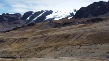 Buzulun yakınındaki güzel manzaralar. Vinicunca, Peru