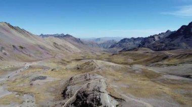 Gökkuşağı dağlarının yanındaki vadi. Vinicunca, Peru 
