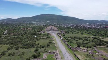 Ay Piramidi, Teotihuacan 'ı keşfeden Aztekler tarafından ilk yerleşimciler ve inşaatçılar bölgeyi terk ettikten yüzyıllar sonra adlandırıldı..