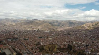 İnka İmparatorluğu 'nun antik başkenti Cuzco' nun kuş bakışı görüntüsü. Yerel binaların yukarıdan nasıl göründüğünü. Peru