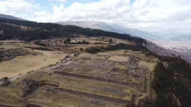 Sacsayhuaman 'daki devasa tören kalesi Cusco şehrinden 2 kilometre uzakta bulunan bir İnka yapısıdır. Peru