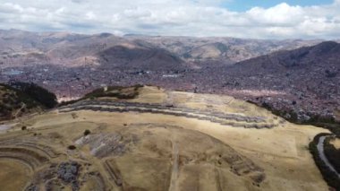 Cusco, Sacsayhuaman 'daki (Saqsaywaman) dört arkeolojik harabenin en büyüğü ve tartışmasız en etkileyici olanı, İnkalar tarafından 300 ton ağırlığındaki büyük taşlardan inşa edilmiştir..