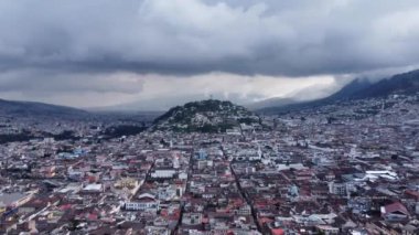 Ekvador 'un başkenti Quito' ya bir fırtına yaklaşıyor.