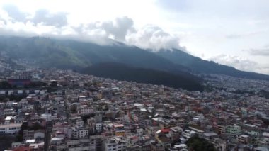 Pichincha Volkanı, Quito Şehri. Ekvador