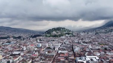 Quito şehrinin inanılmaz güzel manzarası ve onun ana sembolü..