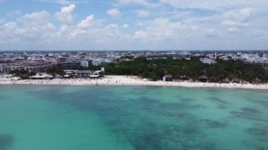 Turistler ve yerliler sahilde dinleniyorlar. Playa Del Carmen, Meksika 