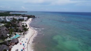Sahillerden birinin yakınına park edilmiş balıkçı tekneleri. Playa del Carmen, Meksika