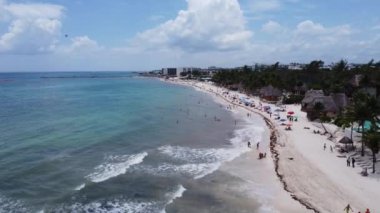 Riviera Maya 'da bulunan Playa del Carmen, Meksika Karayipleri' nin kalbinde yer alır ve etkileyici bir şekilde 120 km uzunluğunda kumlu bir kıyı şeridine sahiptir. Meksika 