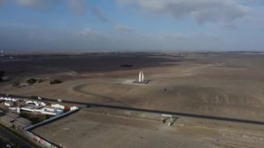 Paracas Ulusal Parkı girişindeki anıt. Peru