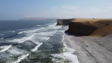 Paracas Ulusal Parkı 'nın sahilindeki dev kayalar. Peru