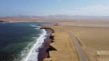 Çölde, okyanusun yanında bir yol. Paracas, Peru