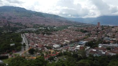 Medellin 'in yeşil bulutlu şehri, Kolombiya' nın insansız hava aracı manzarası