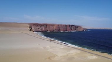Paracas Ulusal Parkı 'ndaki sahile yakın dev kayalar.