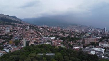 Kolombiya 'daki İHA' dan Medellin 'in bulutlu bir şehri görüntüsü