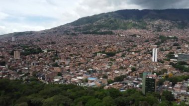 Medellin 'in ve Kolombiya' daki dağların görüntüsü.