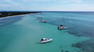 İki yelkenli katamaran playa El Cielo 'nun yanında durdu. Cozumel, Meksika