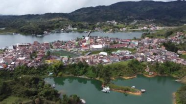 Kolombiya, İHA 'dan Guatap kasabasının görüntüsü