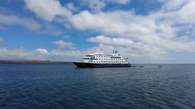 Gemi Galapagos Adaları 'nda durdu.