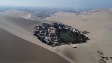 Vahaya yakın bir şehir manzarası. Huacachina
