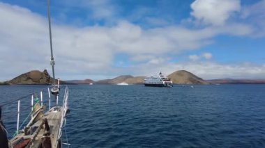 Yat Bartolom Adası 'na doğru gidiyor. Galapagos Adaları