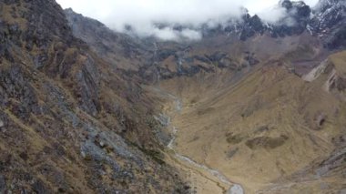 Güzel manzara ve yüksek dağlar. Humantay Gölü, Peru