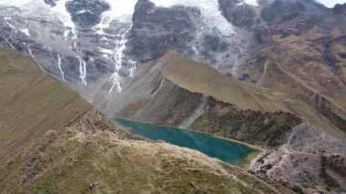 Dünyanın en güzel dağlık göllerinden biri. Humantay Gölü, Peru