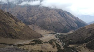 Güzel bir manzara ve Humantay Gölü 'ne giden dağlar. Peru
