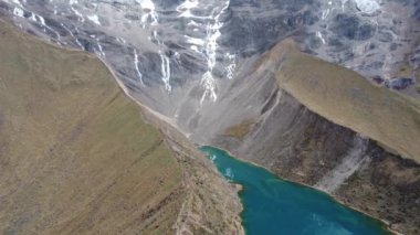 Humantay Gölü (Humantay, 5,473 m) yakınındaki dağdan sonra adlandırılır ve Cusco 'nun en güzel ve kutsal göllerinden biri olarak kabul edilir. Peru