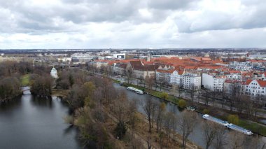 Berlin 'de nehir kıyısında güzel evler. Bir İHA görüntüsü