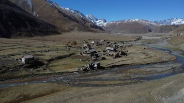 Ünlü Truso Vadisi 'nin merkezindeki dağların tepesindeki terk edilmiş Ketrisi köyü. Georgia