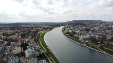 Vistula Nehri güzel Krakow şehrinden geçer. Her iki tarafta da yerleşim yerleri var.
