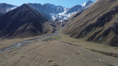 Truso Vadisi 'nde güzel bir kar tepesi. İnsansız hava aracı görüntüsü. Georgia