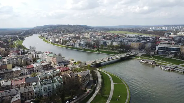 Polonya 'daki Vistula Nehri üzerinde bulunan inanılmaz şehir Krakow.