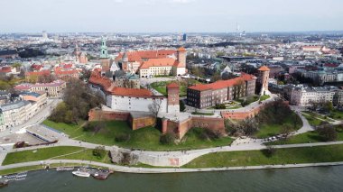 Vistula Nehri 'nin yanında bir kale duvarı ile çevrili büyük bir kale duruyor.