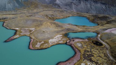 Dağ 'a yürürken üç güzel mavi su gölü. Ausangate 'de. Peru
