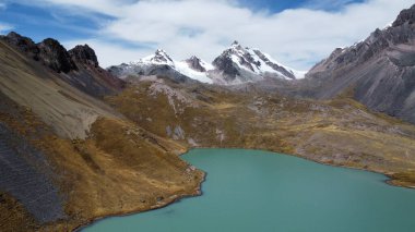 Dağların tepelerinde karlı tepelerle çevrili çok güzel bir göl. Ausangate Dağı 'nın zirvesine ve Peru' nun 7 Gölüne gidin.