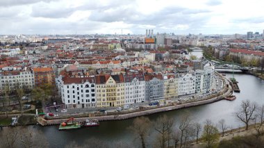 Berlin 'de nehir kıyısında güzel evler. Bir İHA görüntüsü