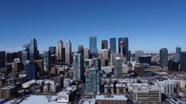 Calgary şehir merkezinde bir İHA uçuşu. Yüksek binalar ve apartmanlar