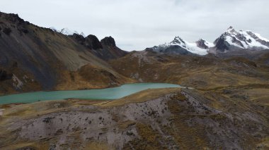 Dağların tepesinde, inanılmaz bir su renginde büyük güzel bir göl, Peru.