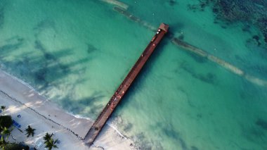 Karayip Denizi kıyısındaki iskelede. Bavaro plajı, Punta Cana. Dominik Cumhuriyeti 