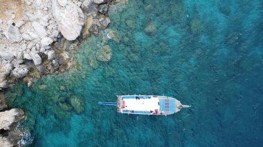Türkiye 'nin Suluada adası yakınlarındaki bir körfezde turistli bir tekne durdu