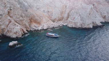 Gemi çok güzel bir koyda durdu.