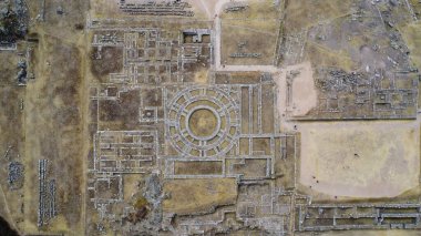 Sacsayhuaman 'daki devasa tören kalesi Cusco şehrinden 2 kilometre uzakta bulunan bir İnka yapısıdır. Peru