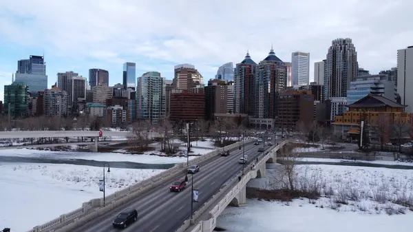 Donmuş nehir, köprü ve Calgary, Alberta 'nın yüksek binaları. Kanada